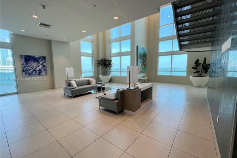 Condominio en alquiler en Miami, Florida, 1 dormitorio, 77.85 m2 № 1953567 - foto 24