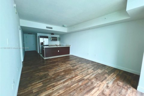 Condominio en alquiler en Miami, Florida, 1 dormitorio, 77.85 m2 № 1953567 - foto 3