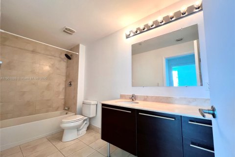 Condominio en alquiler en Miami, Florida, 1 dormitorio, 77.85 m2 № 1953567 - foto 9