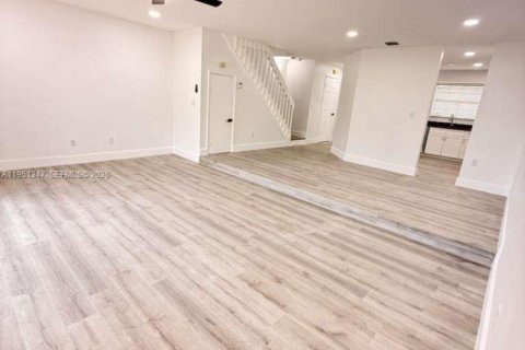 Touwnhouse à vendre à Tamarac, Floride: 3 chambres, 133.78 m2 № 2006114 - photo 2