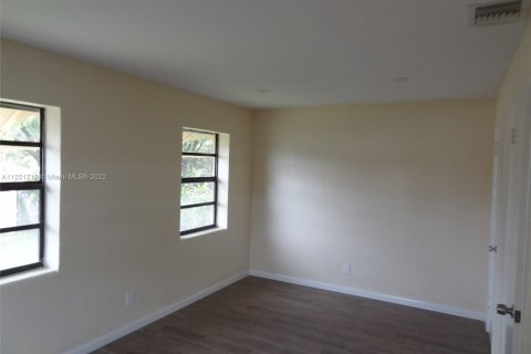 Commercial property in Hollywood, Florida № 1985499 - photo 4