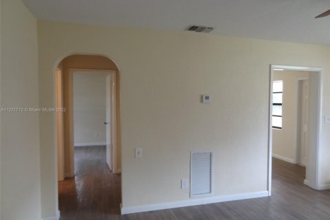 Commercial property in Hollywood, Florida № 1985499 - photo 9