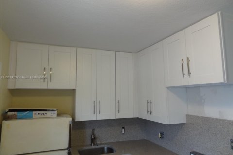 Commercial property in Hollywood, Florida № 1985499 - photo 11