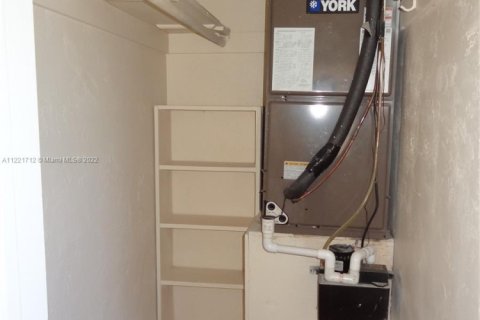 Commercial property in Hollywood, Florida № 1985499 - photo 13