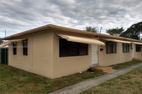 Commercial property in Hollywood, Florida № 1985499 - photo 1