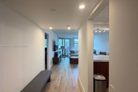 Condominio en alquiler en Miami, Florida, 1 dormitorio, 93.37 m2 № 2060873 - foto 3