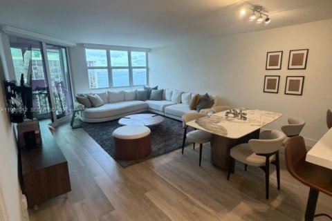 Condominio en alquiler en Miami, Florida, 1 dormitorio, 93.37 m2 № 2060873 - foto 4