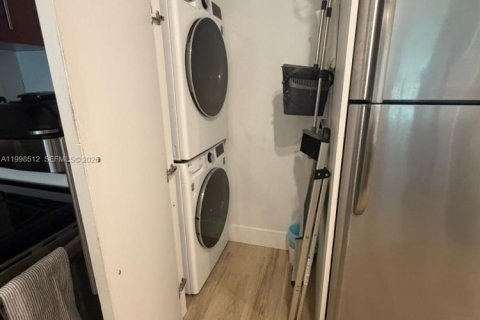 Condominio en alquiler en Miami, Florida, 1 dormitorio, 93.37 m2 № 2060873 - foto 8