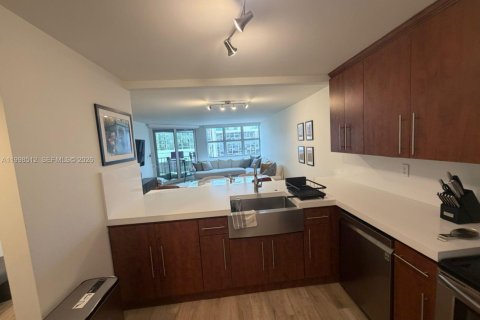 Condominio en alquiler en Miami, Florida, 1 dormitorio, 93.37 m2 № 2060873 - foto 6