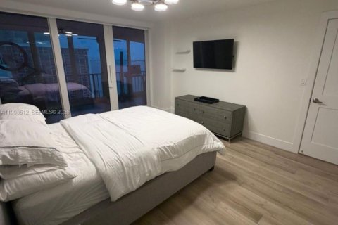 Condominio en alquiler en Miami, Florida, 1 dormitorio, 93.37 m2 № 2060873 - foto 9