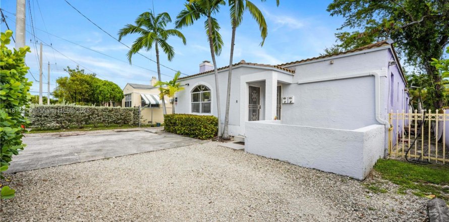 Propiedad comercial en Miami, Florida 270.72 m2 № 1763130