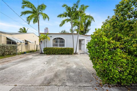 Commercial property in Miami, Florida 270.72 sq.m. № 1763130 - photo 2
