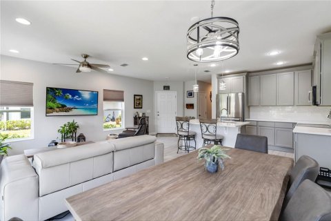 Townhouse in TOWNS AT LAKE MONROE COMMONS in Sanford, Florida 4 bedrooms, 164.34 sq.m. № 1784301 - photo 15