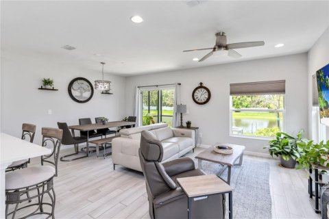 Townhouse in TOWNS AT LAKE MONROE COMMONS in Sanford, Florida 4 bedrooms, 164.34 sq.m. № 1784301 - photo 10