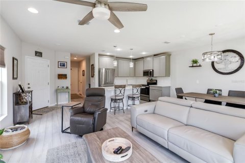 Townhouse in TOWNS AT LAKE MONROE COMMONS in Sanford, Florida 4 bedrooms, 164.34 sq.m. № 1784301 - photo 12