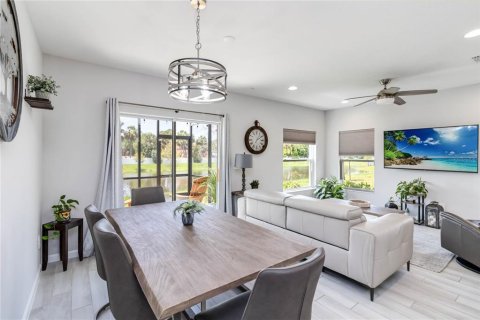 Townhouse in TOWNS AT LAKE MONROE COMMONS in Sanford, Florida 4 bedrooms, 164.34 sq.m. № 1784301 - photo 16