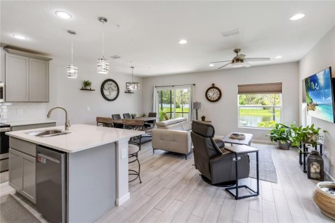 Townhouse in TOWNS AT LAKE MONROE COMMONS in Sanford, Florida 4 bedrooms, 164.34 sq.m. № 1784301 - photo 11