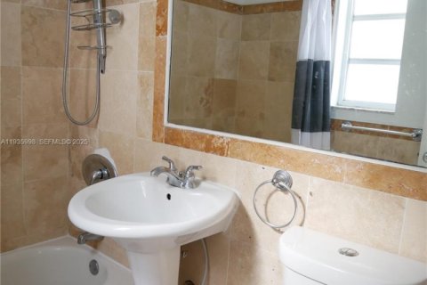 Condo in Miami Beach, Florida, 1 bedroom  № 1994076 - photo 12