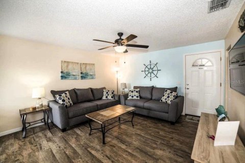 Commercial property in Indian Rocks Beach, Florida 8 bedrooms, 153.29 sq.m. № 1517932 - photo 15