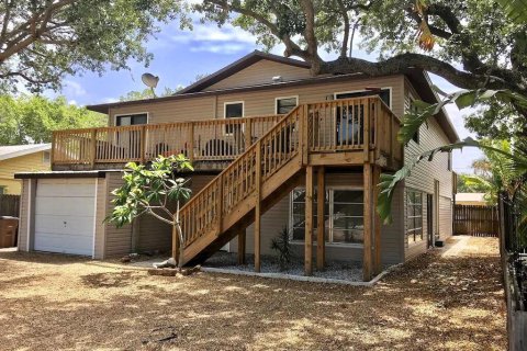 Commercial property in Indian Rocks Beach, Florida 8 bedrooms, 153.29 sq.m. № 1517932 - photo 1