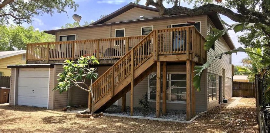 Commercial property in Indian Rocks Beach, Florida 8 bedrooms, 153.29 sq.m. № 1517932