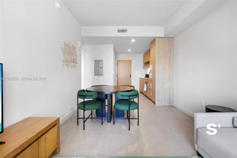 Condominio en alquiler en Miami, Florida, 1 dormitorio, 55.74 m2 № 2152552 - foto 14