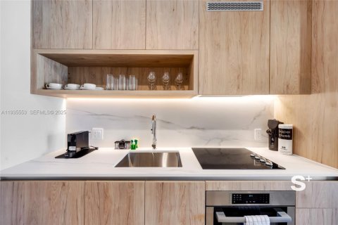 Condominio en alquiler en Miami, Florida, 1 dormitorio, 55.74 m2 № 2152552 - foto 6