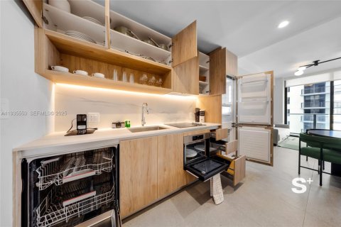 Condominio en alquiler en Miami, Florida, 1 dormitorio, 55.74 m2 № 2152552 - foto 4