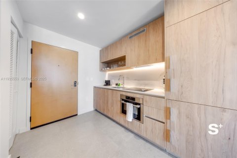 Condominio en alquiler en Miami, Florida, 1 dormitorio, 55.74 m2 № 2152552 - foto 2