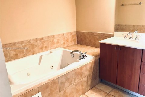 Condo in Coral Gables, Florida, 3 bedrooms  № 1994562 - photo 9