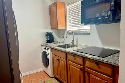 Condo in West Palm Beach, Florida, 2 bedrooms № 2246278 - photo 7