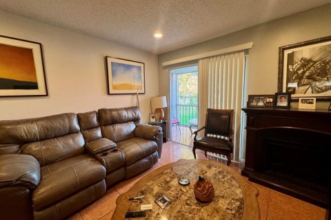 Condo in West Palm Beach, Florida, 2 bedrooms № 2246278 - photo 2