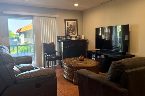 Condo in West Palm Beach, Florida, 2 bedrooms № 2246278 - photo 3