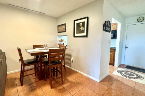 Condo in West Palm Beach, Florida, 2 bedrooms № 2246278 - photo 6