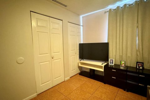 Condo in West Palm Beach, Florida, 2 bedrooms № 2246278 - photo 15