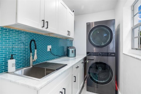 Снять в аренду кондоминиум в Серфсайд, Флорида 3 спальни, 138.61м2, № 2081713 - фото 7