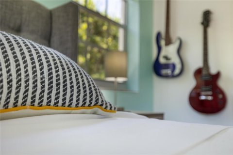 Снять в аренду кондоминиум в Серфсайд, Флорида 3 спальни, 138.61м2, № 2081713 - фото 17