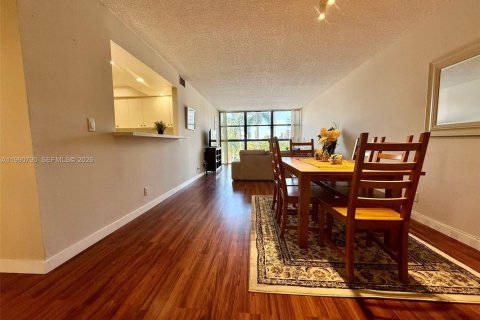 Copropriété à vendre à Hallandale Beach, Floride: 2 chambres, 99.87 m2 № 2154471 - photo 5