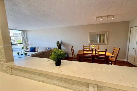 Copropriété à vendre à Hallandale Beach, Floride: 2 chambres, 99.87 m2 № 2154471 - photo 9