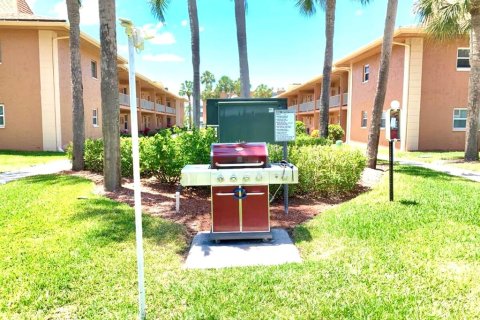Condo in Largo, Florida, 2 bedrooms № 2199645 - photo 10