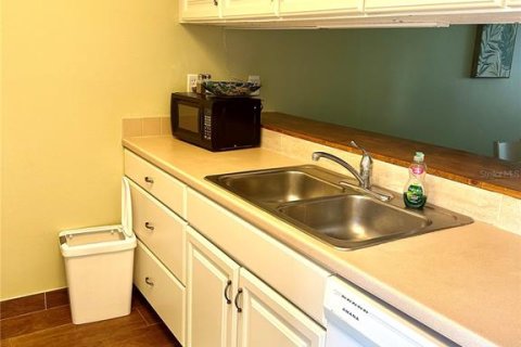 Condo in Largo, Florida, 2 bedrooms № 2199645 - photo 19