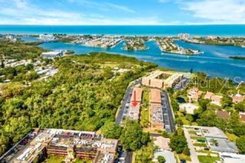 Condo in Largo, Florida, 2 bedrooms № 2199645 - photo 2