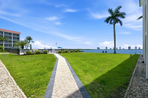 Copropriété à vendre à North Palm Beach, Floride: 2 chambres, 100.24 m2 № 2171683 - photo 27