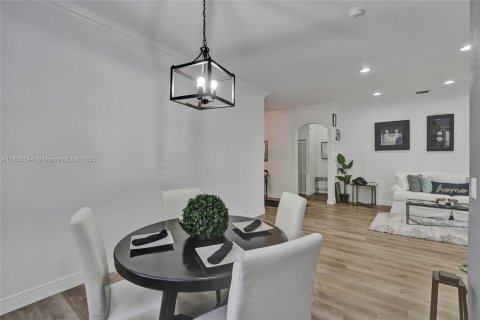 House in Miramar, Florida 3 bedrooms, 163.51 sq.m. № 1833693 - photo 9