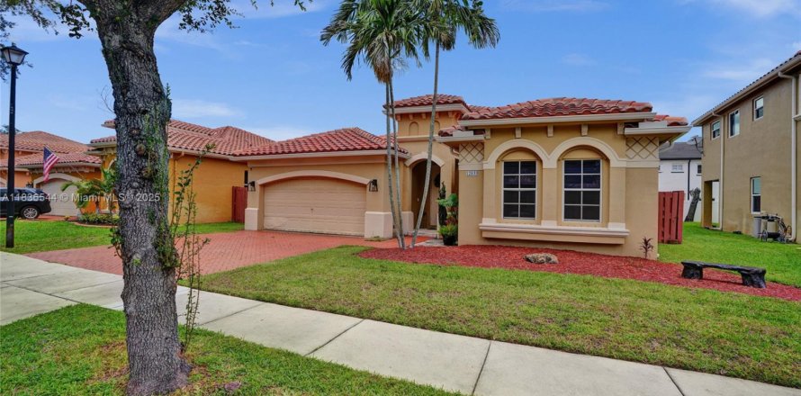 House in Miramar, Florida 3 bedrooms, 163.51 sq.m. № 1833693