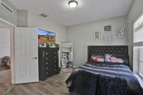 House in Miramar, Florida 3 bedrooms, 163.51 sq.m. № 1833693 - photo 15
