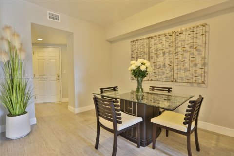 Apartment in Coral Gables, Florida 2 bedrooms, 105.17 sq.m. № 1852341 - photo 9