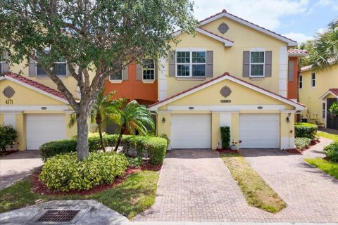 Condo in Fort Myers, Florida, 3 bedrooms  № 1653875 - photo 1