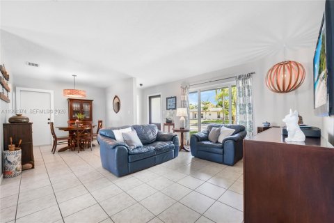 Casa en venta en Palmetto Bay, Florida, 3 dormitorios, 122.91 m2 № 2045936 - foto 2