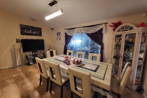 House in Pinellas Park, Florida 4 bedrooms, 165.27 sq.m. № 1720037 - photo 11